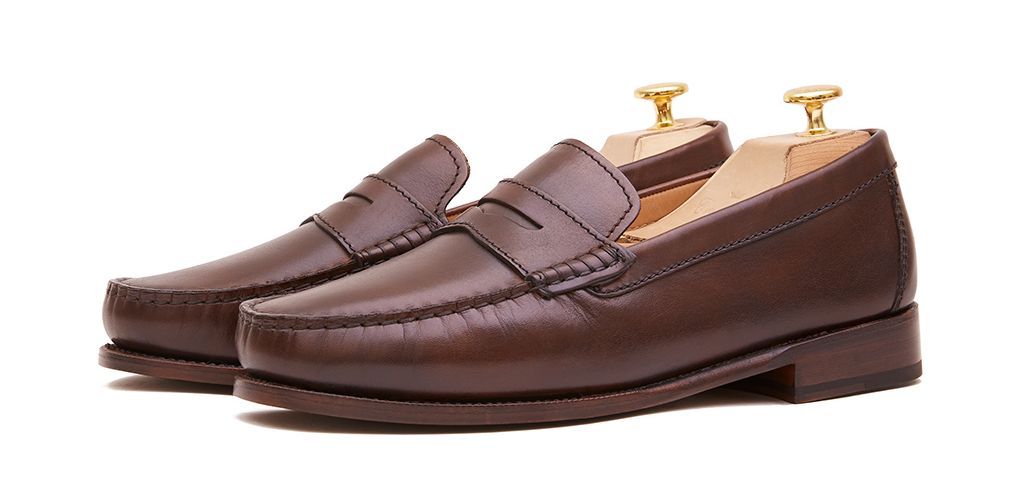 Driver shoes with eye mask in brown. Comfortable shoe for summer