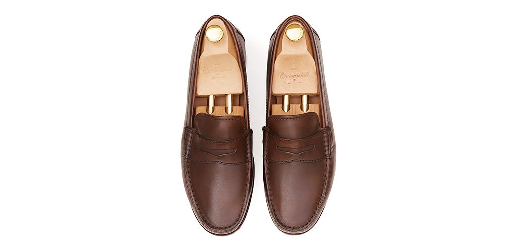 Driver shoes with eye mask in brown. Comfortable shoe for summer
