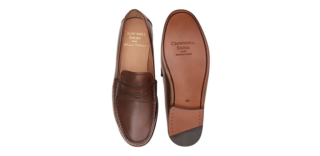 Driver shoes with eye mask in brown. Comfortable shoe for summer