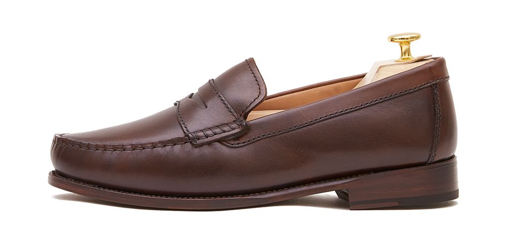 Driver shoes with eye mask in brown. Comfortable shoe for summer