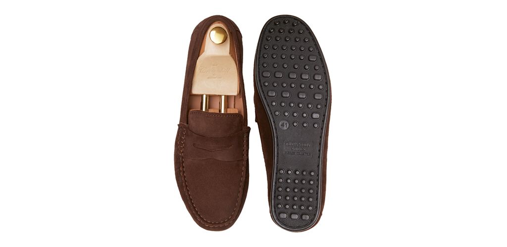 Moccasin shoe made with an eye mask quality to dark brown. comfortable shoe for summer