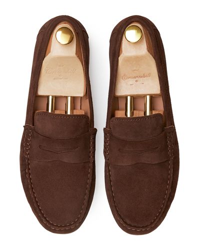 Moccasin shoe made with an eye mask quality to dark brown. comfortable shoe for summer