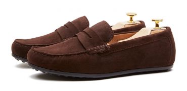 Moccasin shoe made with an eye mask quality to dark brown. comfortable shoe for summer