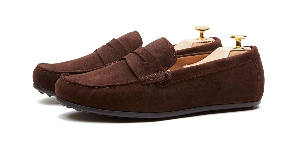Chaussure Moccasin faite avec une qualité de masque pour les yeux au brun foncé. chaussure confortable pour l'été