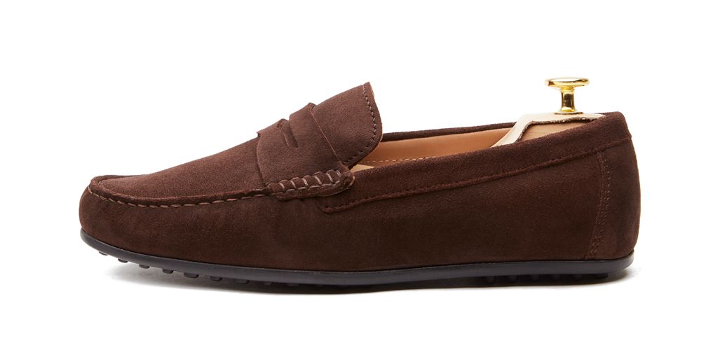 Moccasin shoe made with an eye mask quality to dark brown. comfortable shoe for summer