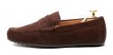 Zapato mocasín con antifaz hecho con ante de calidad en color marrón oscuro. zapato cómodo para el verano