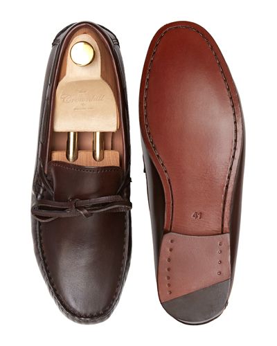 Zapato mocasín de lazo hecho con piel de calidad en color marrón castaña. Zapato cómodo de verano