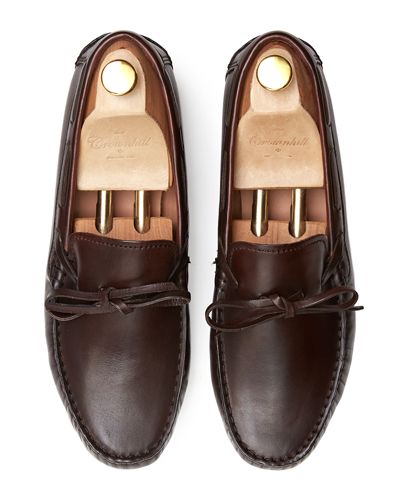Zapato mocasín de lazo hecho con piel de calidad en color marrón castaña. Zapato cómodo de verano