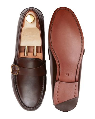 Zapato mocasín con hebilla lateral hecho con piel de calidad en color marrón. Zapato cómodo para el verano