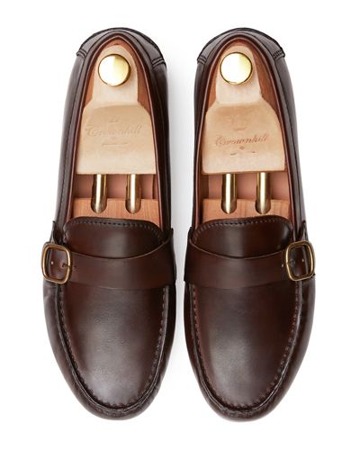 Zapato mocasín con hebilla lateral hecho con piel de calidad en color marrón. Zapato cómodo para el verano
