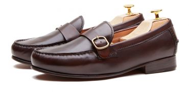 Chaussures mocassin à boucles. Mocassins pour les hommes en marron confortable pour l'été