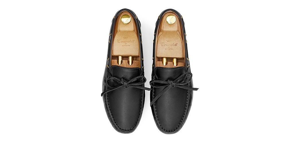 Driving shoe with a bow in dark brown shade. comfortable shoe for summer