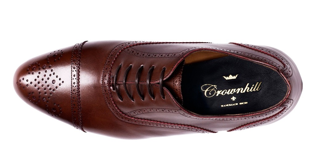 Oxford en marrón chocolate con full brogue, punteado en la punta perfecto para atuendos donde quieras darle un toque de color con este marrón