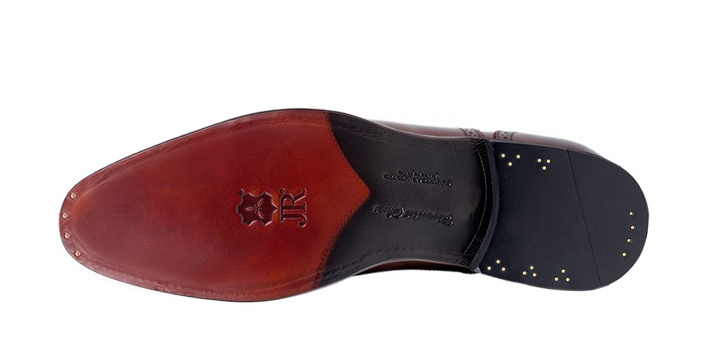 To ensure stability in the shoe along with the leather sole has a shank to generate positioning and comfort