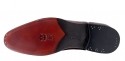 Para garantizar estabilidad en el zapato además de la suela de cuero tiene un cambrillón para generar posicionamiento y comfort