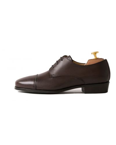 Dress shoe with openings on the sides of the strands which will loo especially for people with wide instep