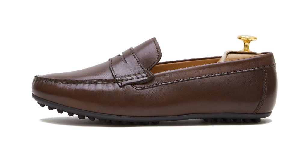 Zapatos driver de antifaz hecho con napa de calidad en color marrón palisander. Zapato cómodo para el verano