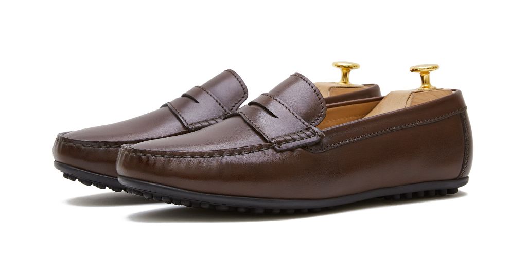 Scarpa driver con maschera marrone. Scarpa comoda per l'estate