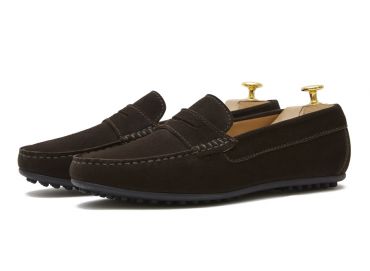 Zapato mocasín con antifaz hecho con ante de calidad en color marrón oscuro. zapato cómodo para el verano