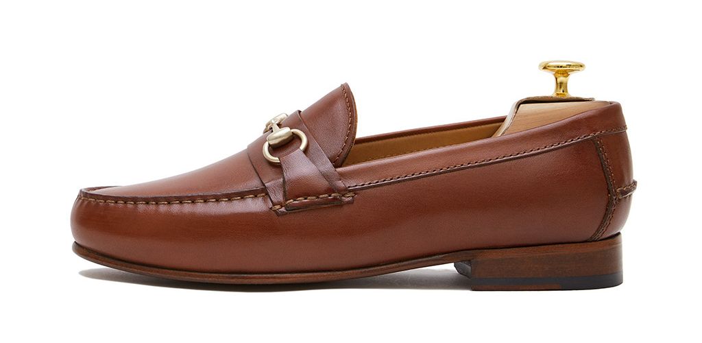 Chaussures mocassin à boucles. Mocassins pour les hommes en marron confortable pour l'été