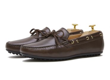 Zapato driver con lazo hecho con napa de calidad en color marrón oscuro. zapato cómodo para el verano