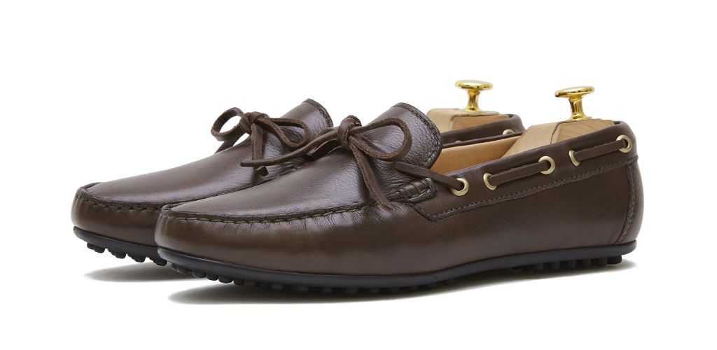 Chaussure driver au brun foncé. chaussure confortable pour l'été