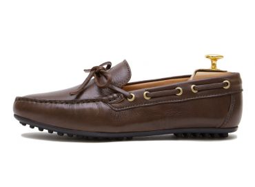 Zapato driver con lazo hecho con napa de calidad en color marrón oscuro. zapato cómodo para el verano