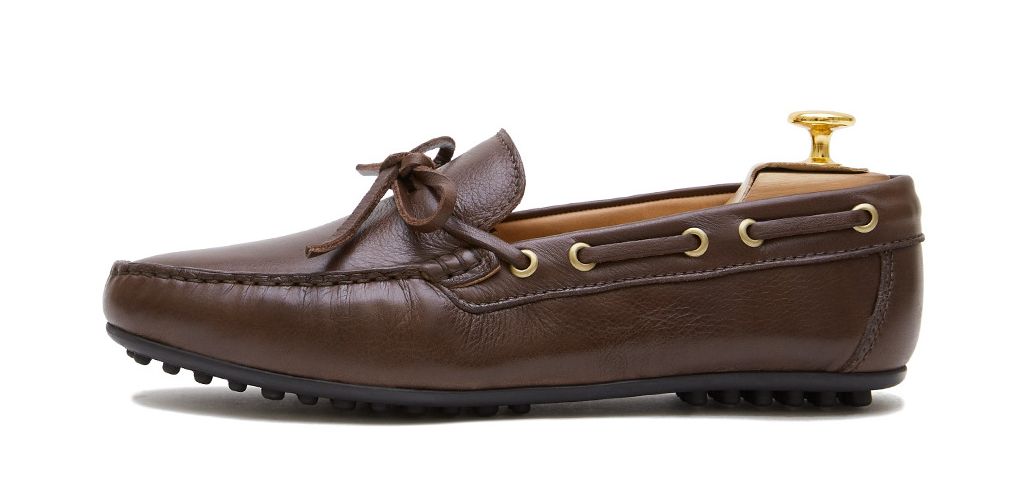 Chaussure driver au brun foncé. chaussure confortable pour l'été