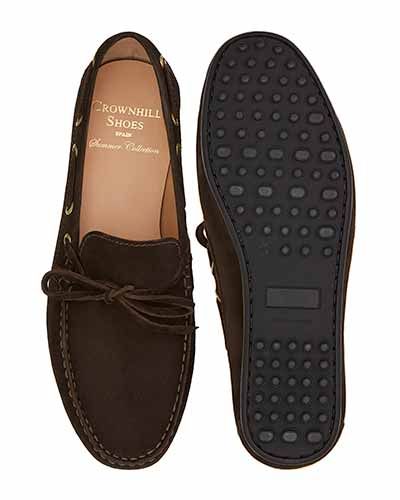 Zapato driver con lazo hecho con ante de calidad en color marrón oscuro. zapato cómodo para el verano