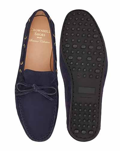 Zapato mocasín con lazo hecho con ante de calidad en azul oscuro. Zapato cómodo para el verano