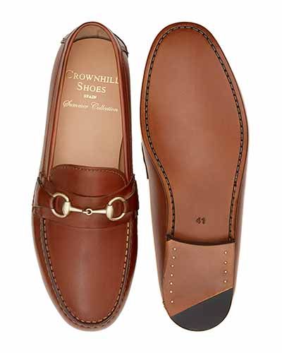 Chaussures mocassin à boucles. Mocassins pour les hommes en marron confortable pour l'été