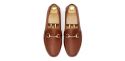 Zapato mocasín con hebilla en forma de bocado hecho con piel de calidad en color marrón. Zapato cómodo para el verano
