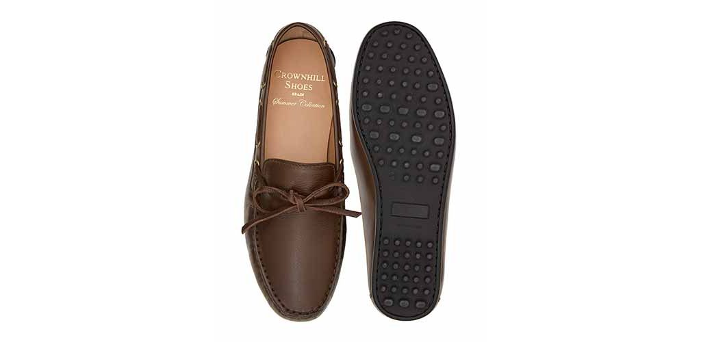 Chaussure driver au brun foncé. chaussure confortable pour l'été