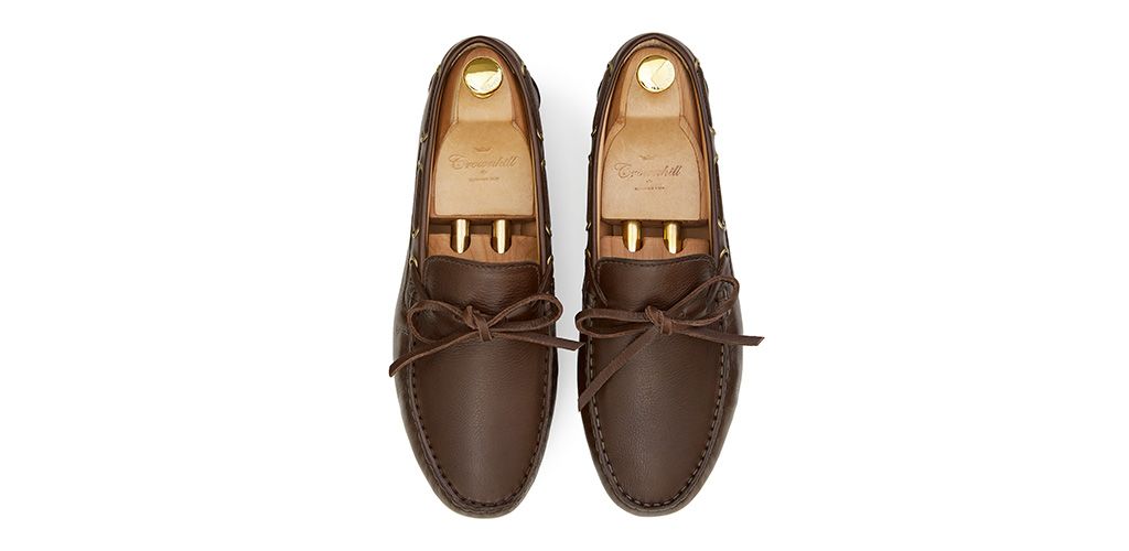 Chaussure driver au brun foncé. chaussure confortable pour l'été