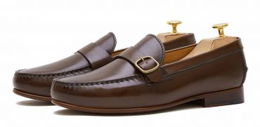 Zapato mocasín con hebilla lateral hecho con piel de calidad en color marrón. Zapato cómodo para el verano