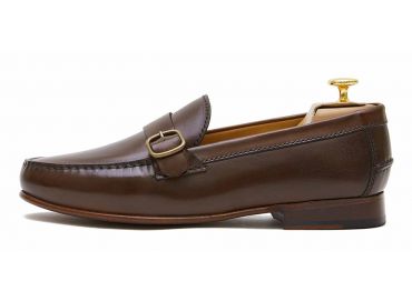 Zapato mocasín con hebilla lateral hecho con piel de calidad en color marrón. Zapato cómodo para el verano