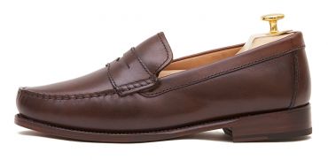 Zapatos driver de antifaz hecho con napa de calidad en color marrón palisander. Zapato cómodo para el verano