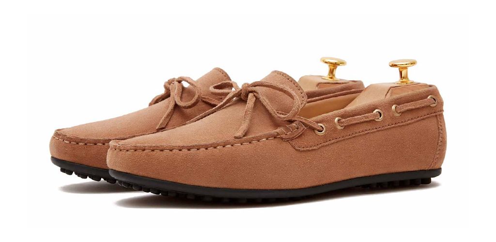 Zapato driver con lazo hecho con ante de calidad en color marrón claro. zapato cómodo para el verano