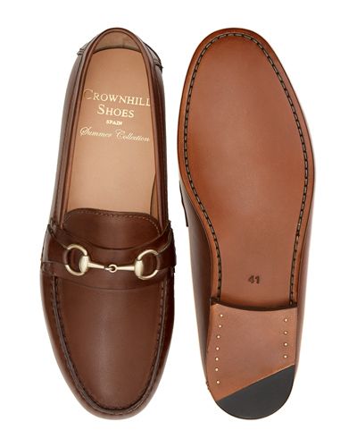 Zapato mocasín con hebilla en forma de bocado hecho con piel de calidad en color marrón. Zapato cómodo para el verano