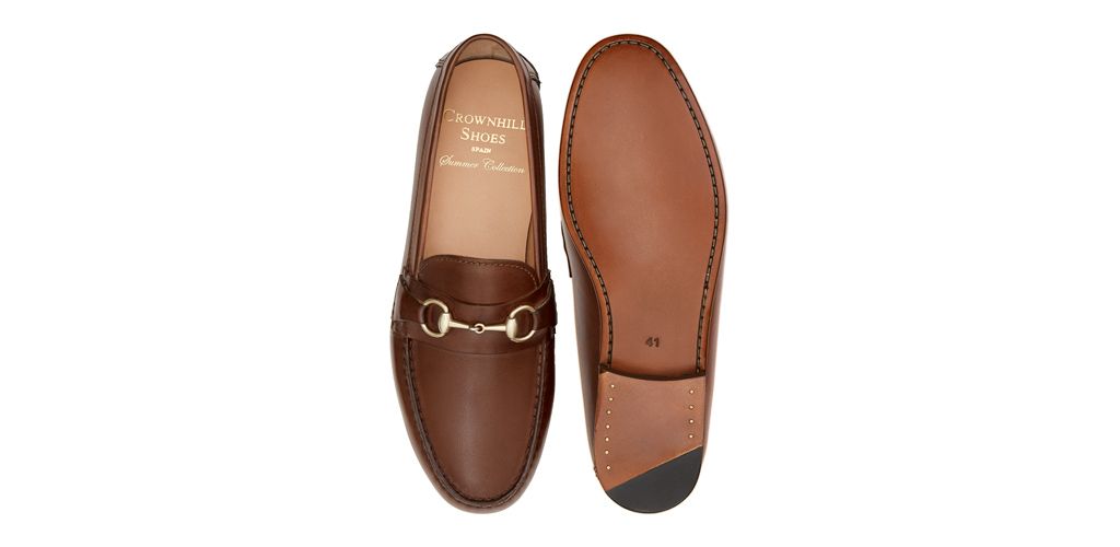 Chaussures mocassin à boucles. Mocassins pour les hommes en marron confortable pour l'été