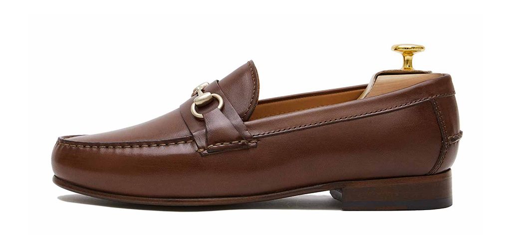 Zapato mocasín con hebilla en forma de bocado hecho con piel de calidad en color marrón. Zapato cómodo para el verano
