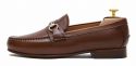Zapato mocasín con hebilla en forma de bocado hecho con piel de calidad en color marrón. Zapato cómodo para el verano