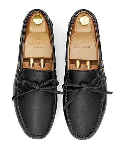 Zapato driver con lazo hecho con napa de calidad en color negro. zapato cómodo para el verano