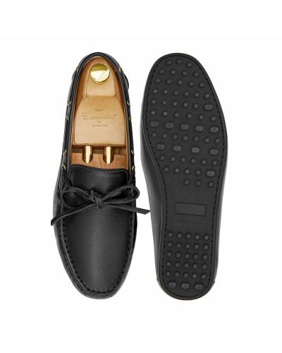 Zapato driver con lazo hecho con napa de calidad en color negro. zapato cómodo para el verano