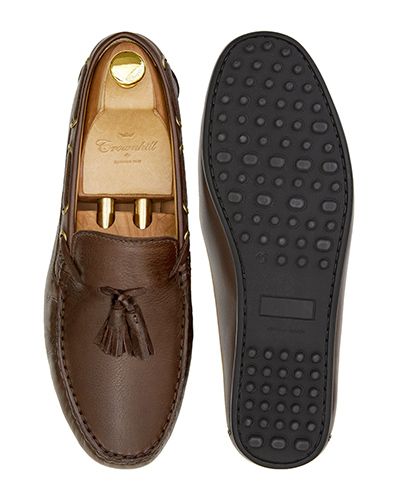 Zapato driver con borlas hecho con napa de calidad en color marrón oscuro. zapato cómodo para el verano