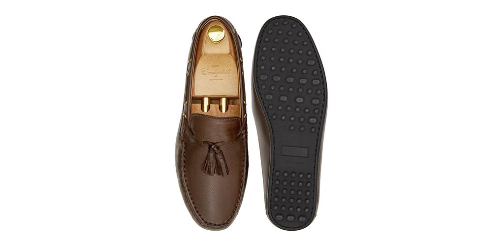 Driving shoe with a bow in dark brown shade. comfortable shoe for summer