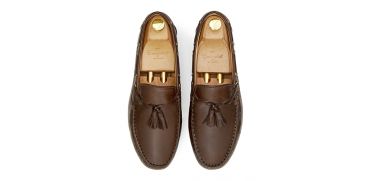 Zapato driver con borlas hecho con napa de calidad en color marrón oscuro. zapato cómodo para el verano