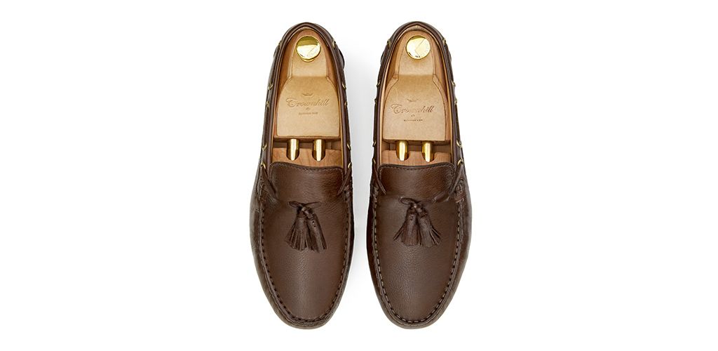 Driving shoe with a bow in dark brown shade. comfortable shoe for summer