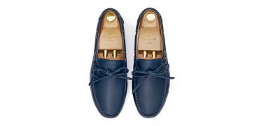 Zapato driver con lazo hecho con napa de calidad en color azul. zapato cómodo para el verano
