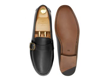 Zapato mocasín con hebilla lateral hecho con piel de calidad en color negro. Zapato cómodo para el verano